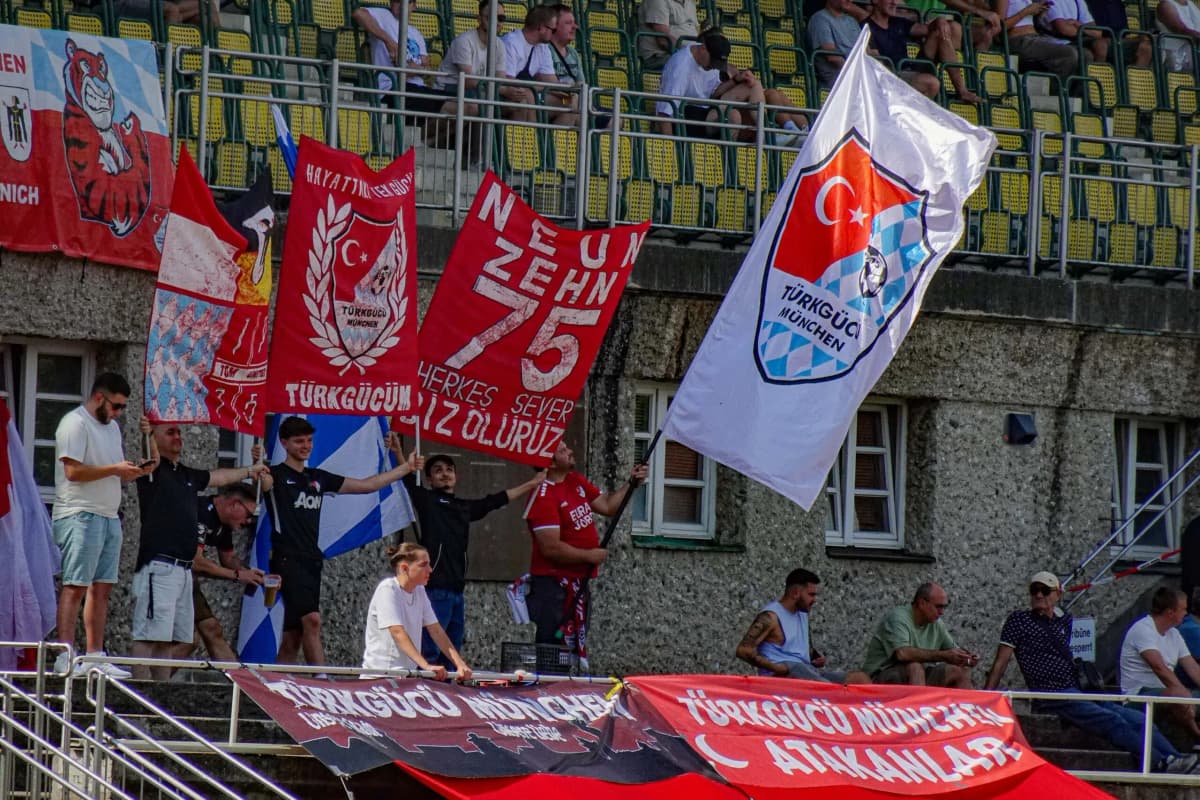 Türkgücü München Fans mit Fahnen und Bannern im Stadion
